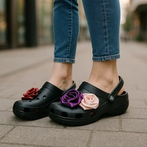 Zuecos clásicos Crocs Rossette negros y satinados rosas zapatos cómodos para mujer talla 7 NUEVO - Imagen 1 de 9