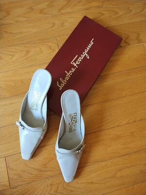 Ferragamo Crema Beige Punta Mula Slip-on Gatito Tacón, 5.5, Vintage Foto 1 de 4