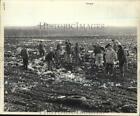 1970 Press Photo Sanitation Dept. Workers Sift Debris From Park Row Explosion
