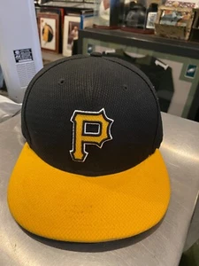 MLB FITTED BASEBALL CAP HAT SIZE 7 1/8 PITTSBURGH PIRATES BLACK AND GOLD - Picture 1 of 3