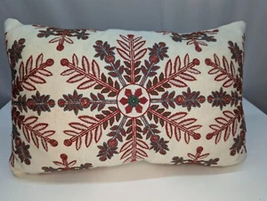 Kirklands Botanical Snowflake Lendenkissen bestickt rot, grün, blau & weiß - Bild 1 von 5