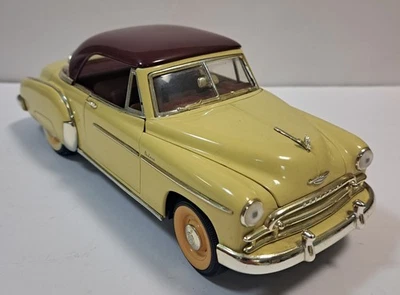 Mira Solido 1:18 Diecast Car 1950 Chevrolet Bel Air Cream Red - Image 1 of 3