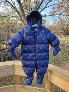 Tuta da neve con cappuccio Baby Gap blu stampa dinosauro stivaletti e guanti 6-12 Mos - Foto 1 di 4