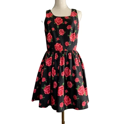 Vestido Forever 21 Negro Ajuste y Acampanado Rojo Rosa Estampado Floral Cuello Alto Cremallera Trasera Foto 1 de 4