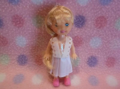 Muñeca Kelly Amigos Cabello Rubio en Blanco Vestido Vestido y Zapatos Muñeca ¡Nuevo! Foto 1 de 2