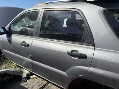 Kia Sportage LX 2007 2,7 L V6 4X4 conductor trasero puerta derecha acero plateado (S4) fabricante de equipos originales Foto 1 de 3