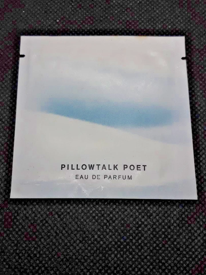 PILLOWTALK POET por PINROSE Eau de Parfum Muestra/Tamaño de Viaje Foto 1 de 4