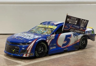 Kyle Larson Hendrick Cars NASCAR 2021 campeón campeón bandera exhibición 1:24 sin auto Foto 1 de 4