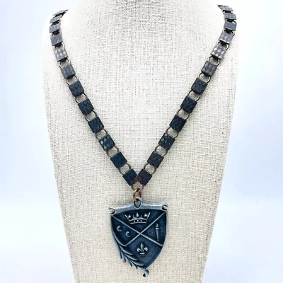 Collar Escudo Tono Peltre Colgante Corona Flor de Lis Antorcha Lunas Escudo Foto 1 de 4
