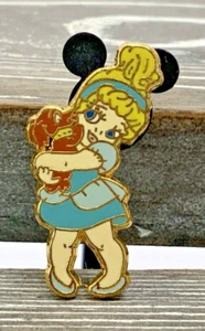 Prendedor Disney - PERSONAJES COMO NIÑOS PEQUEÑOS - CENICIENTA SOSTENIENDO CACHORRO NIÑO PEQUEÑO Pin - Imagen 1 de 2