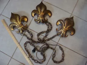 Lámpara colgante de pared vintage flor de lis 3 apliques enchufables cadena metal en tonos dorados - Imagen 1 de 4