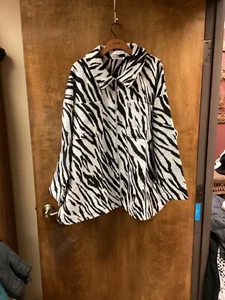 Women NWOT "Liz Claiborne" zebra stripe pattern zip up large coat. P2P 31" - Picture 1 of 2