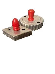 Vintage runde & diamantfarbene Keksausstecher mit rotem Holzgriff 50er Jahre 2 - Bild 1 von 7
