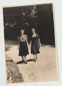Couple photo Lovely Women Affectionate Holding hands Arcade Fashion VTG - Imagen 1 de 2