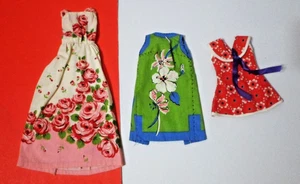 3 VESTIDO CASERO CORTE Y COSTURA? VESTIDOS BLANCO VERDE Y ROJO ESTAMPADO FLORAL MUÑECA 12" - Imagen 1 de 7