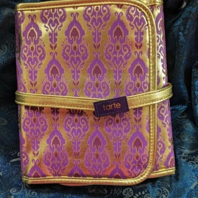 Bolsa de Maquillaje Cosméticos de Viaje Tarte Púrpura y Dorada Como Nueva Sin Etiquetas Foto 1 de 4