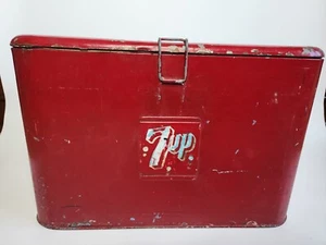 Botella de metal 7up vintage de los años 50 en relieve refrigerador progreso cofre de hielo - Imagen 1 de 7