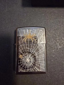 Zippo Weave Me Alone Telaraña de Hielo Negro Arañas Doradas Abril 2005 Nuevo... - Imagen 1 de 3