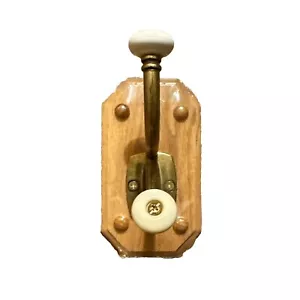 Perchas de pared vintage de madera de roble y latón para sombrero con perillas de porcelana blanca - Imagen 1 de 3