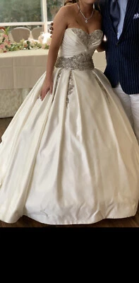 Vestido de novia de satén personalizado Foto 1 de 4