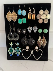 Lote de 13 pares de pendientes de disfraz - llamativos, colgantes, tachuelas, tono dorado y plateado - Imagen 1 de 5