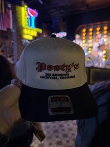 Post Malone Posty’s Bar Nashville TN exklusive Mütze Druckknopflasche 2025 F-1 Trillion - Bild 1 von 2