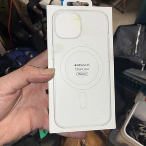 Apple Clear Case with MagSafe - iPhone 15 - Picture 1 of 4