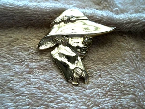 Vintage TORINO Face Pin, Shiny Gold Tone Metal, Nicely Detailed - Picture 1 of 2