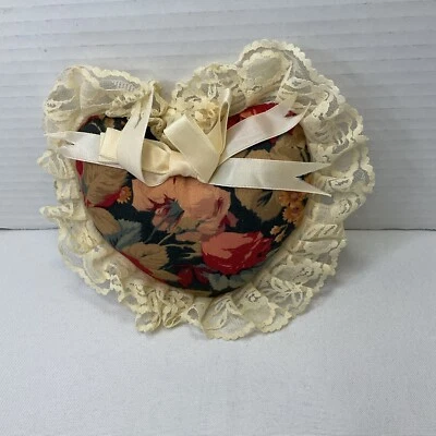 "Mini almohada vintage de corazón floral rosas rojas y rosas con adornos de encaje victoriano de 5""" Foto 1 de 3