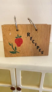 Vintage 1983 Recipe Collection Wood Cover 100+ recipes Kitsch - Imagen 1 de 5