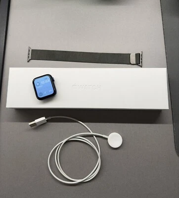 Apple Watch Serie 6 GPS 44mm Cassa in Alluminio Blu Cinturino Maglie Milanese - Immagine 1 di 4