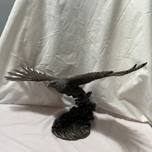 Aquila calva che cattura pesci scultura sopra onde bronzo fuso a freddo. Veronese 2009 - Foto 1 di 13