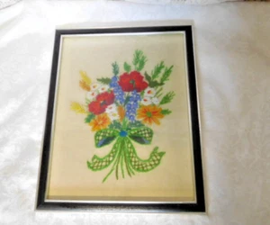 Flores de mediados de siglo bordadas crewel enmarcadas bajo vidrio 12" x 15" ~ ENVÍO GRATUITO~ - Imagen 1 de 5