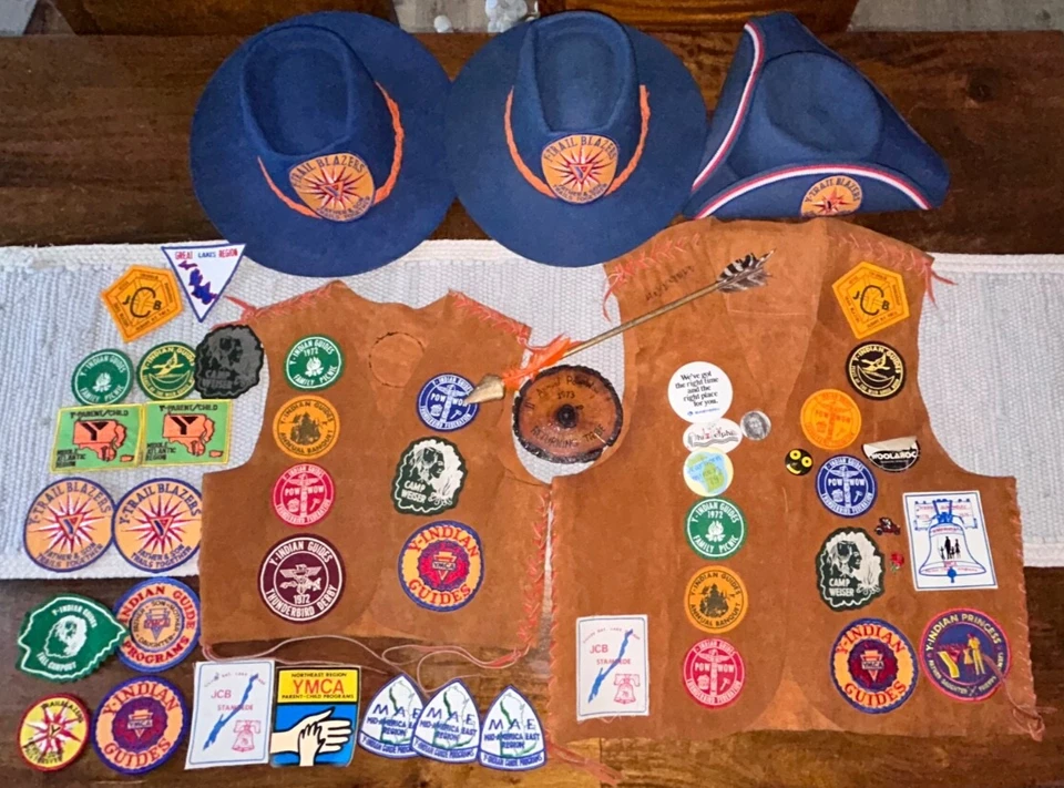 Blazer Scout y Trail Guide de Colección Años 80 YMCA Indian Guide & Trail ~ Lote de Sombreros Parches Campamento Foto 1 de 4