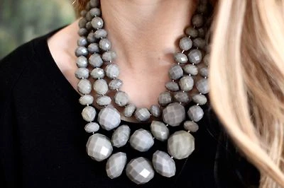 Kate Spade Нью-Йорк дать ему вихрь граненый бусина 3 тройной прядь ожерелье - серый - Изображение 1 из 4