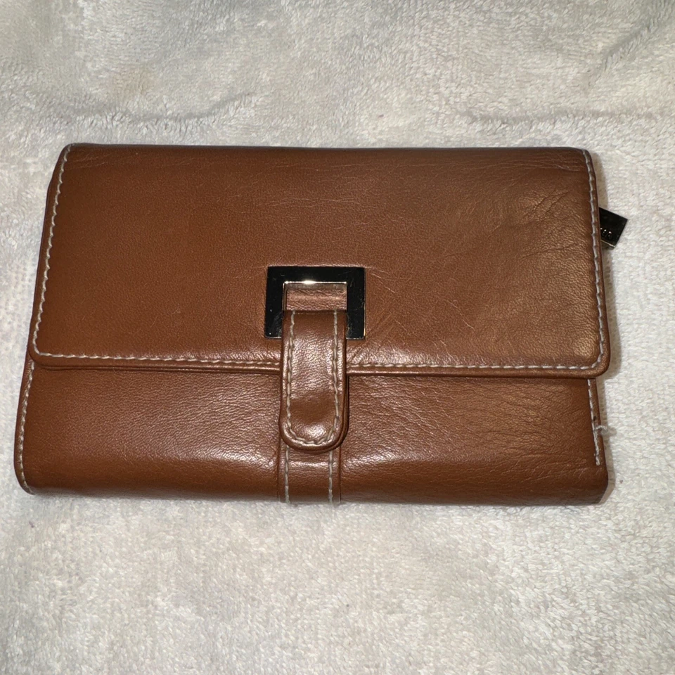 Carteira de couro macio Perlina slots para cartões de crédito preto encaixe 2 janelas de identificação e zíper - Imagem 1 de 4