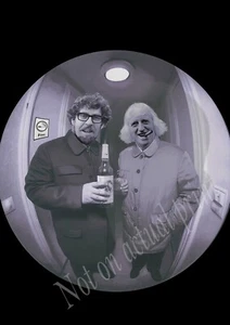 ROLF HARRIS JIMMY SAVILLE AN DER TÜR SPYHOLE BILD KUNSTDRUCK - Bild 1 von 1