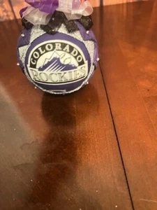 Adorno de Navidad del equipo de béisbol de los Rockies de Colorado con lazo de cinta y adornos - Imagen 1 de 4