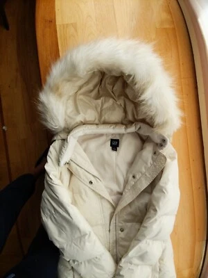 Chaqueta para mujer Gap con capucha y plumas marfil talla XS Foto 1 de 4