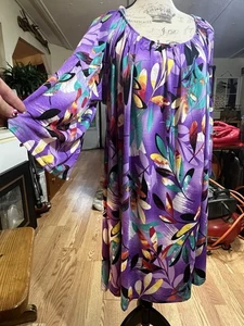 Dear Scarlett Damen Gr. 3X lila Blumendruck Top dehnbar knittert nicht - Bild 1 von 3