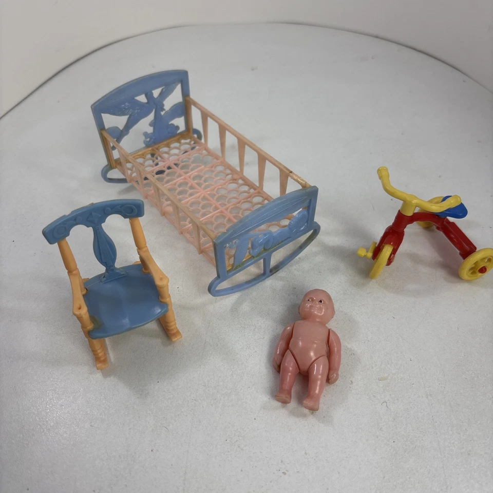 Mecedora vintage para casa de muñecas Renwal nº 65 rosa azul cuna triciclo bebé Foto 1 de 4