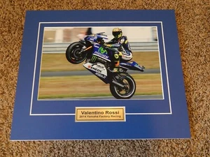 VALENTINO ROSSI #46 MOTO GP 2014 Yamaha FABRIK RENNEN MATTBILD MIT SCHILD - Bild 1 von 6