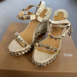 Christian Louboutin Sandalias Tachonadas Tacones Cuña Blanco Talla EU 36 US 5 Mujer - Imagen 1 de 8
