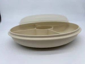 Bandeja para servir Tupperware Almendra Dividida Veggie Relish & Dip 1708-6 con tapa 1709-5 - Imagen 1 de 6