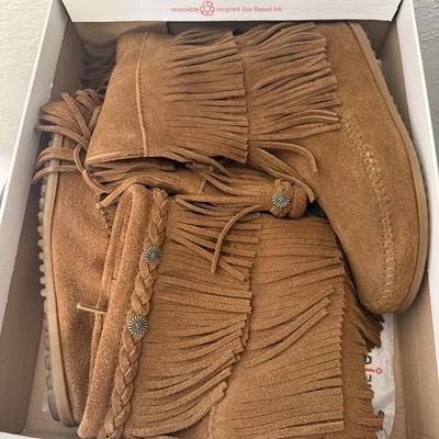 Botas mocassim Minnetonka 5 camadas franja alta camurça marrom tamanho 6 estilo 1658 - Imagem 1 de 4