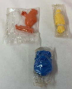 VERSIEGELT 1970er PEBBLES Müsli Prämien ~ FLINTSTONES Schwimmer, Münze + Bleistifthalter - Bild 1 von 2