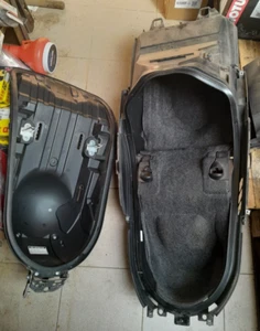 VANO SOTTO SELLA COMPLETO ORIGINALE YAMAHA MAJESTY 400 DAL 2009 AL 2011 - Foto 1 di 3