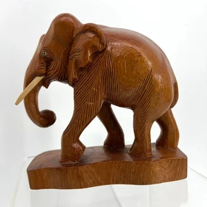 Escultura de elefante de madera tallada a mano vintage con colmillos en base 6,5" - Imagen 1 de 9