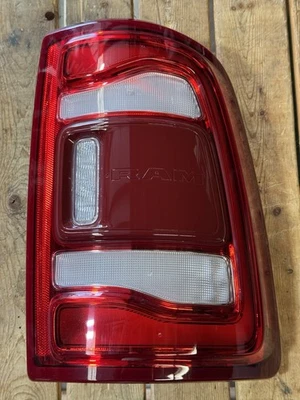Dodge Ram 2500 3500 2019-2025 luz trasera LED Bliss mano derecha pasajero OEM Foto 1 de 4
