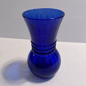 Jarrón de bombilla arremolinada azul cobalto soplado a mano vidrio de Indiana vidrio artístico - Imagen 1 de 12